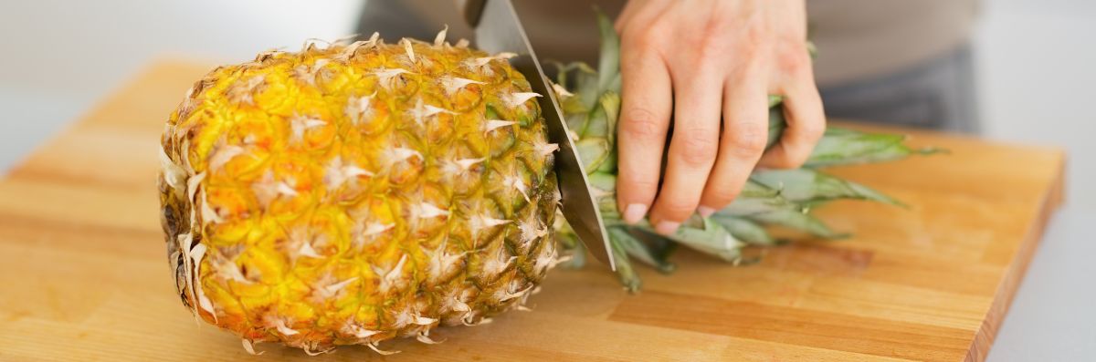 Tecnica di taglio di un'ananas con un coltello giapponese.