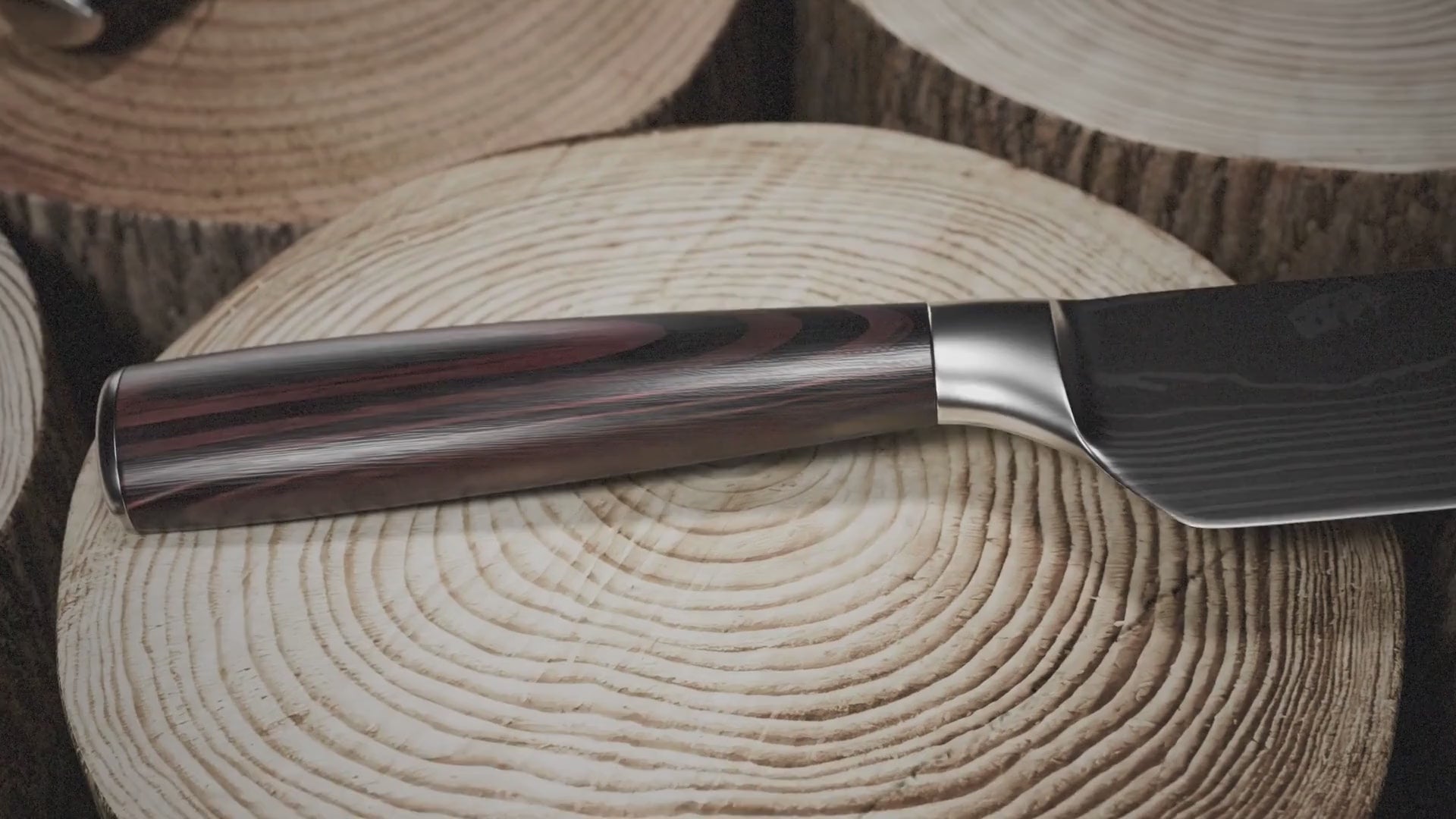 Carica il video: Video di coltelli Kaitsuko - Coltelli giapponesi della collezione Chef Tanaka in acciaio damasco e acciaio ad alto contenuto di carbonio. Forest Wood - Terra di Fuoco - Blu Oceano